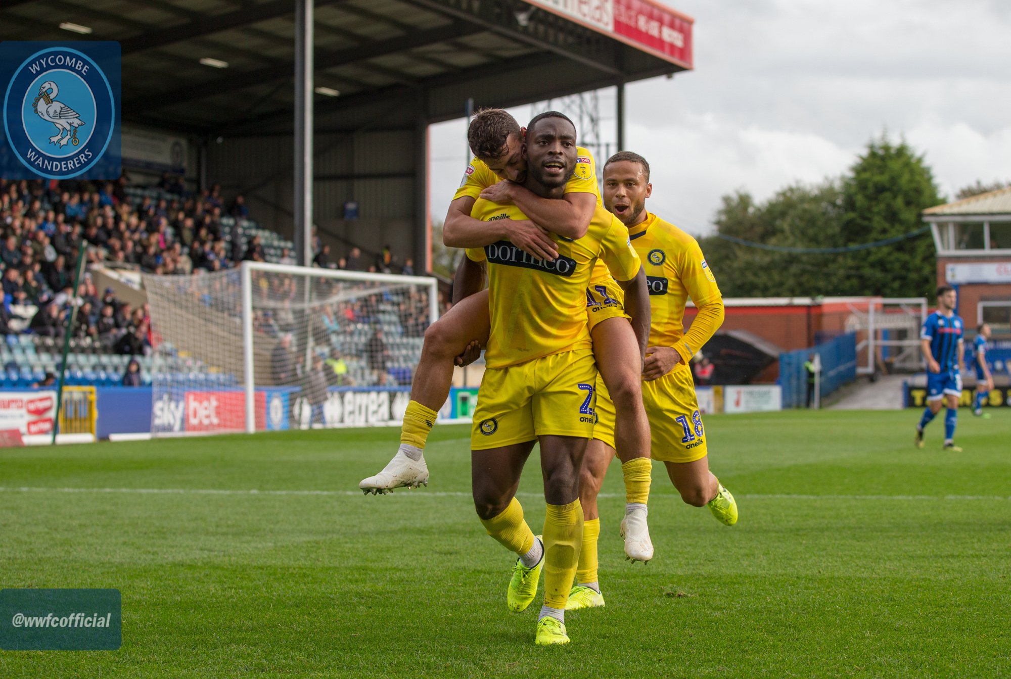 Hủy diệt Rochdale, đội bóng League One 'cà khịa' ngay Man Utd