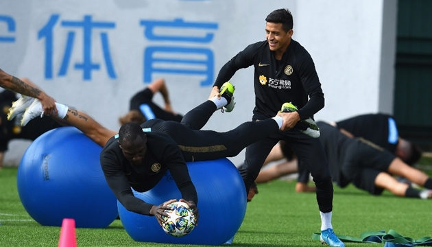 Ảnh bài viết Không nghe lời Conte, Sanchez vẫn cười tươi với Lukaku