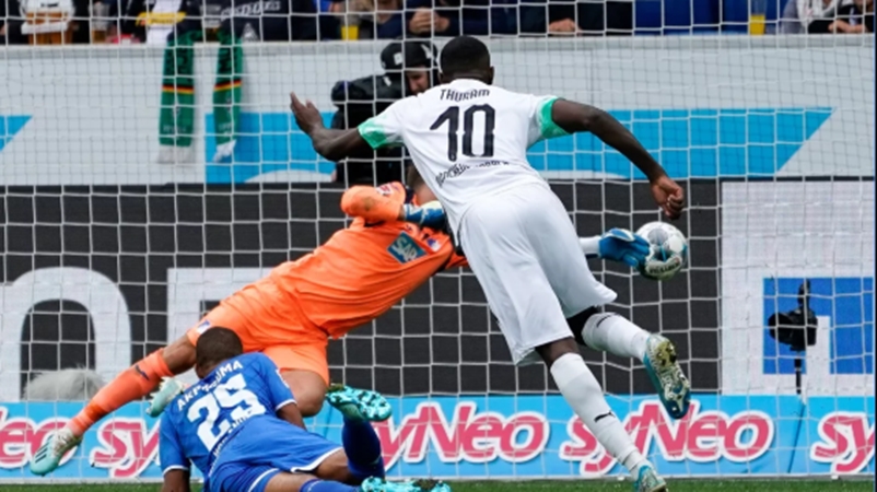 Bundesliga đang chứng kiến "hậu duệ của Lilian Thuram" tỏa sáng rực rỡ 