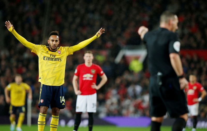 Man Utd & Arsenal diễn tấu hài tại "Nhà hát", trọng tài cũng hóa  trò hề