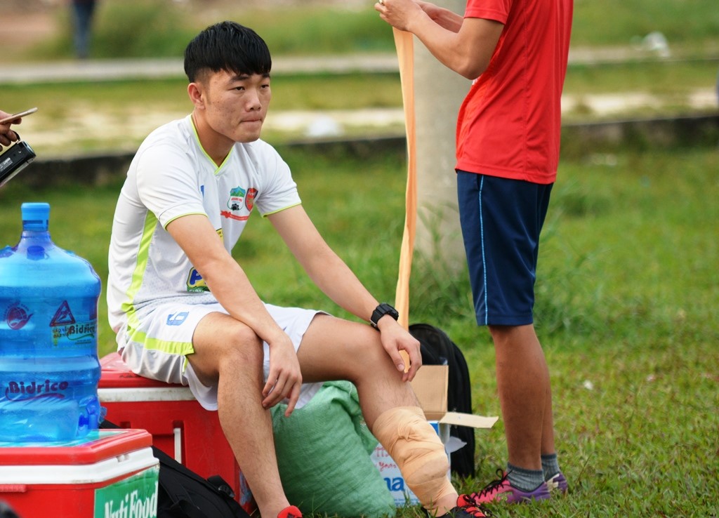 Vì sao Xuân Trường, Tuấn Anh và các cầu thủ HAGL chấn thương triền miên?