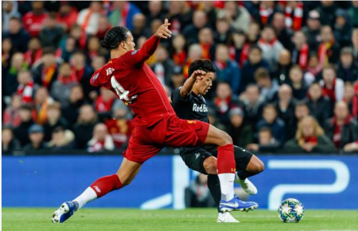 Cận cảnh pha xử lý biến Van Dijk thành "tội đồ" bên phía Liverpool
