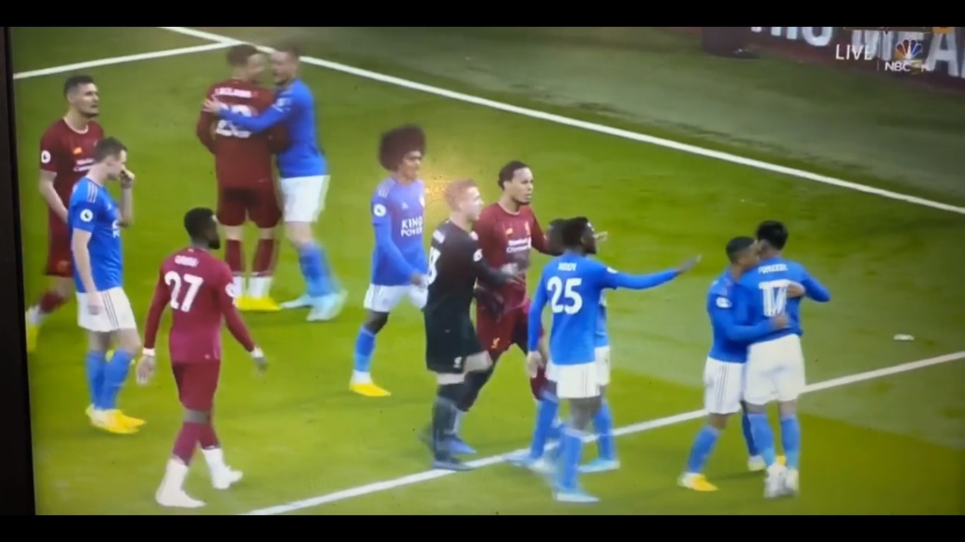 Hỗn loạn sân Anfield, sao Leicester tính tẩn cả Robertson lẫn đồng đội