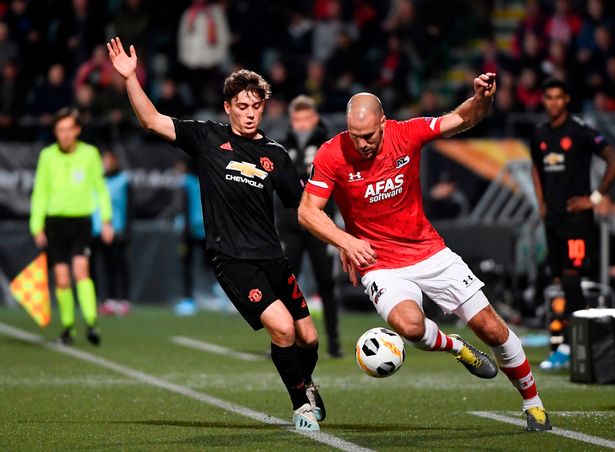 "Man Utd không biết đá sân cỏ nhân tạo? Đúng là điên"