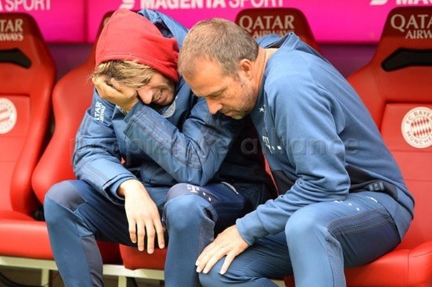 Người trong cuộc tiết lộ lý do 'sao' Bayern khóc nấc trên ghế dự bị