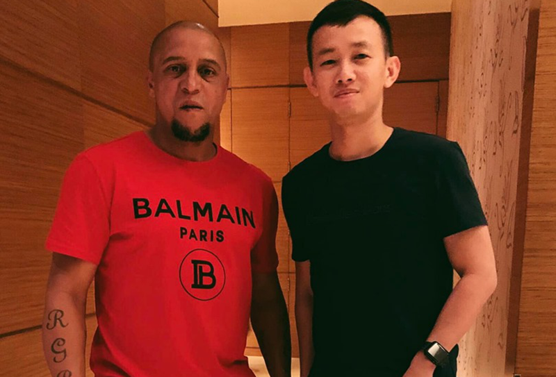 Huyền thoại Roberto Carlos mua giày của Fan hâm mộ?!