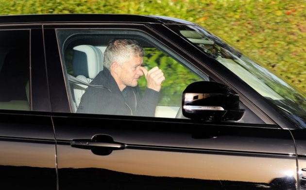 "Án trảm" lơ lửng đầu, Solskjaer buồn rũ rượi tới sân tập Man Utd