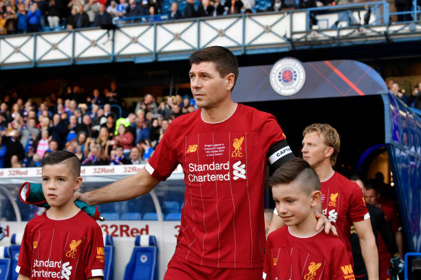 Heskey, Garcia ghi bàn trong trận đấu Gerrard khoác lên mình 2 màu áo