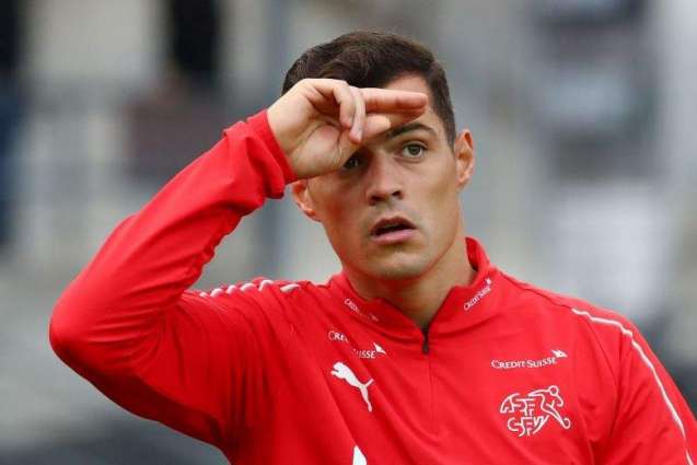 CHOÁNG! Lên ĐTQG, đội trưởng Arsenal lại 'tấu hài' bất chấp trên sân