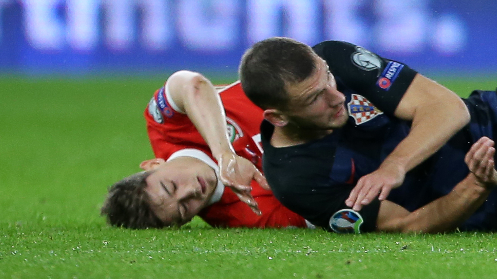 Ảnh bài viết Daniel James "chạy như ngựa" sau cú va chạm kinh hoàng gây bất tỉnh, mắt nhắm nghiền