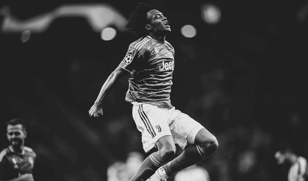 Dâng trào cảm xúc với khoảnh khắc "bay giữa ngân hà" của Ronaldo và dàn sao Juventus
