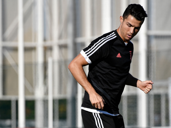 Ảnh bài viết Quên nỗi buồn đội tuyển, Ronaldo thể hiện 'uy quyền' với Sarri