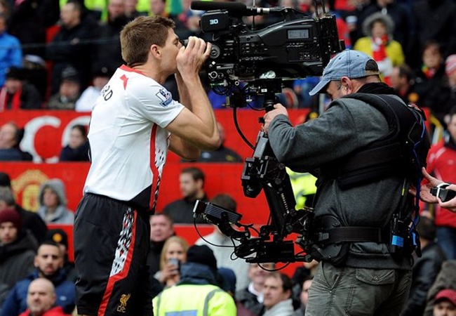 10 hình ảnh ấn tượng nhất lịch sử cặp trận M.U - Liverpool: 'Mr. Camera'; 'Đóa hồng' rực sáng