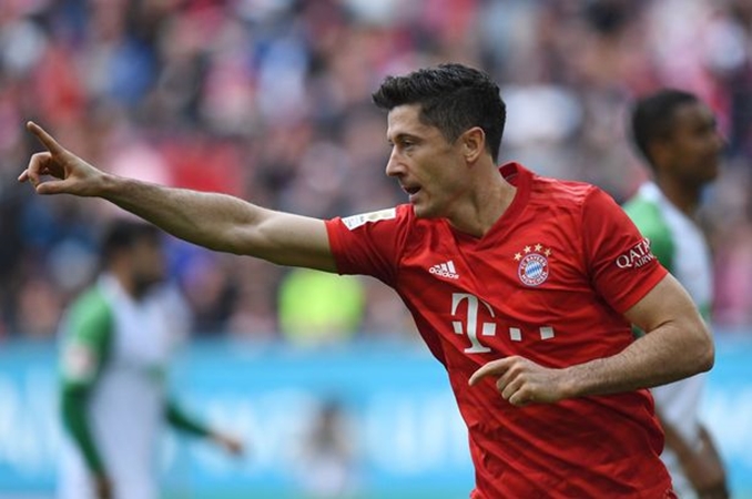 Nhả đạn ầm ầm, Lewandowski cân bằng siêu thành tích của "họng pháo" Arsenal
