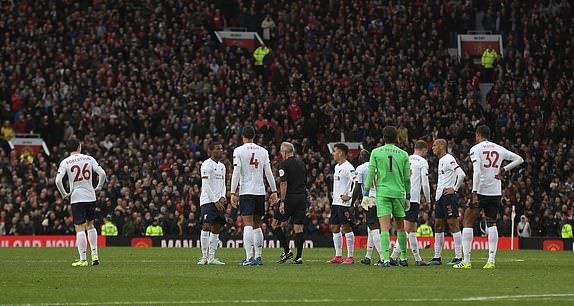 "VAR đúng là một sự xấu hổ của Premier League"