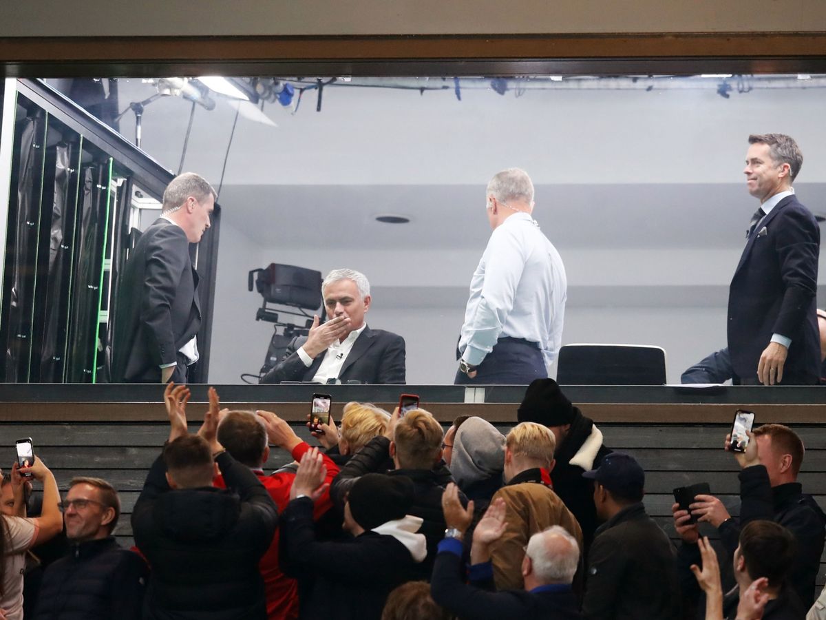 Ảnh bài viết Được CĐV M.U chào đón đặc biệt, Mourinho có hành động không ngờ