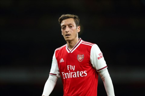 Lại bị Emery loại khỏi đội hình, Ozil phá vỡ im lặng