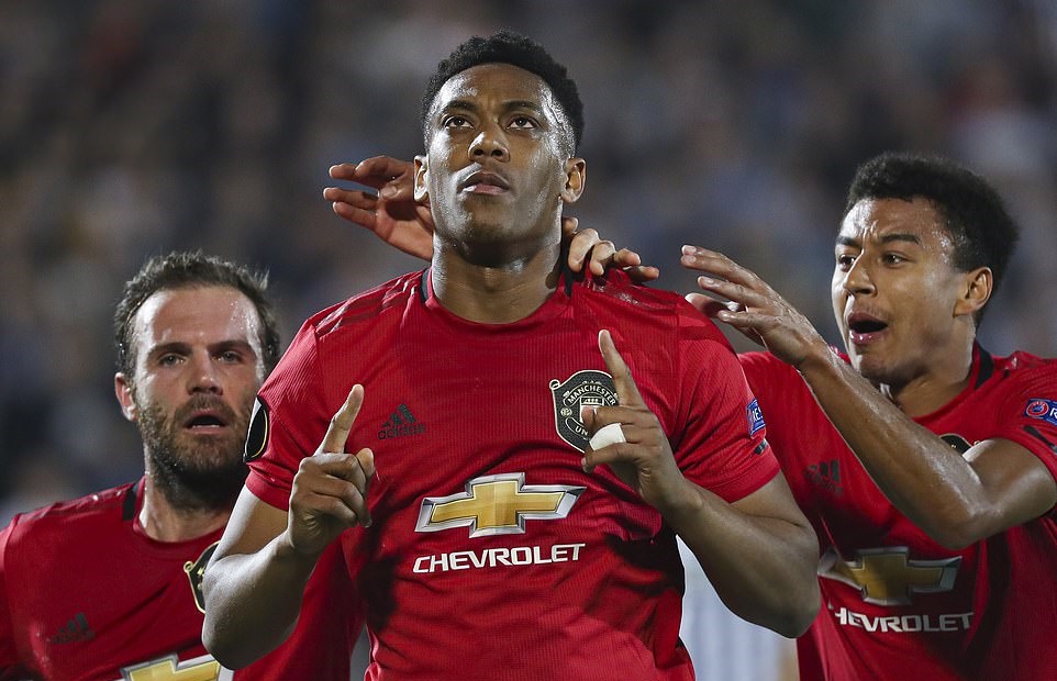 Trở lại sau 2 tháng, Martial đem về ngôi đầu bảng cho Man Utd
