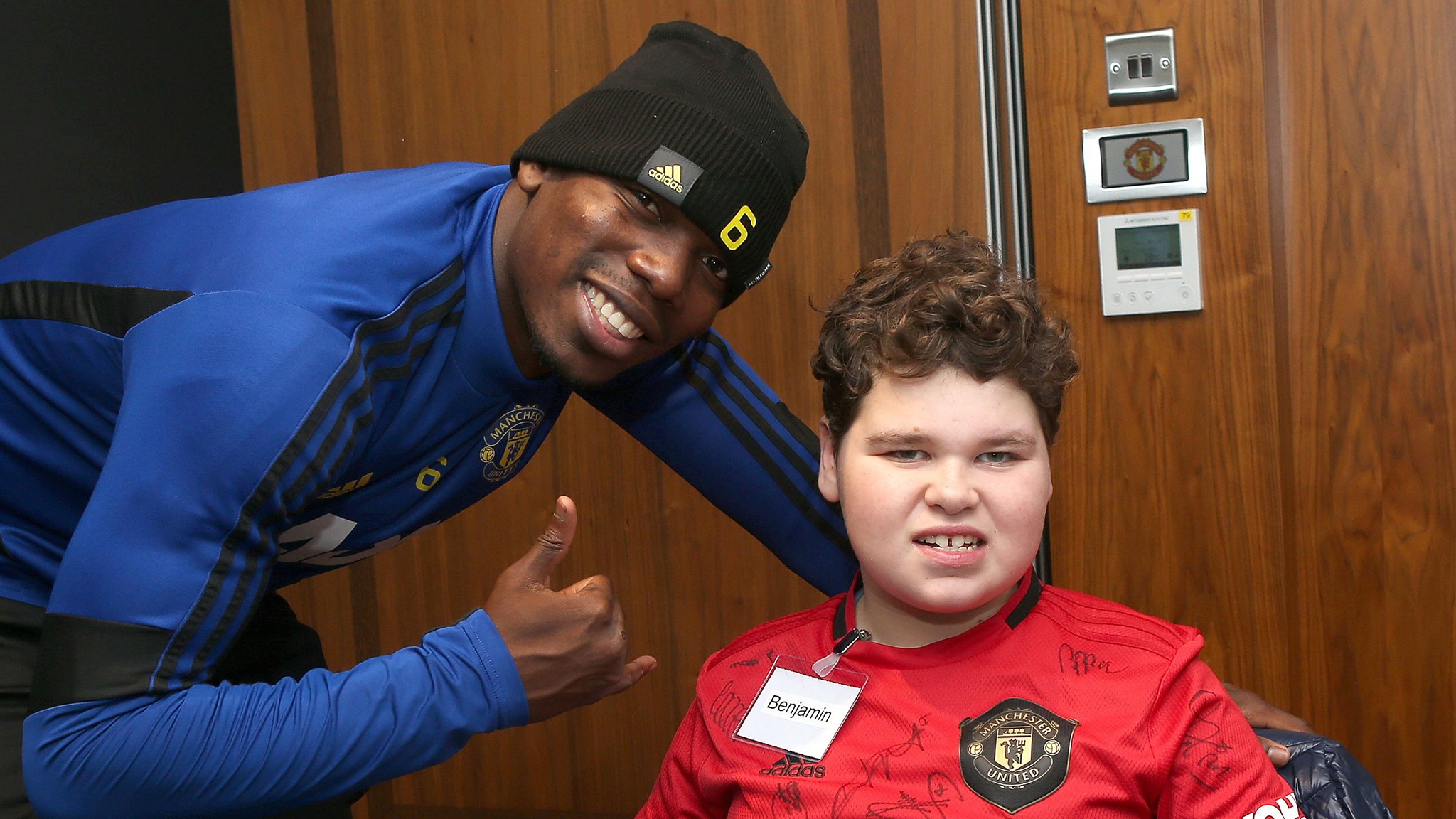 Ảnh bài viết Bất ngờ! Pogba lần đầu xuất hiện, cùng Man Utd hành động ý nghĩa