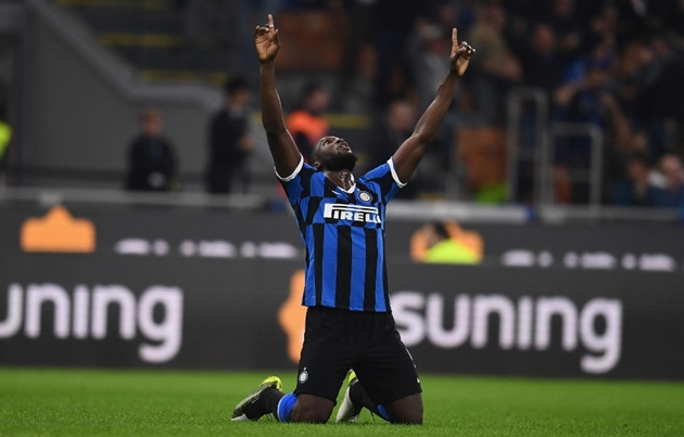 10 khoảnh khắc ấn tượng trên sân cỏ Serie A vào đêm qua