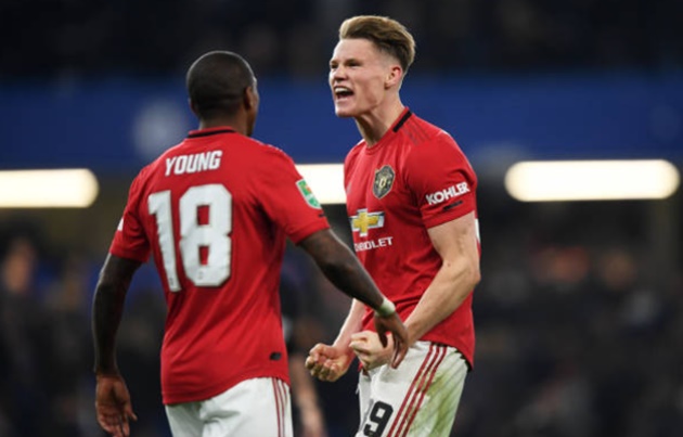 SỐC! Hổ báo lớn tiếng, đội trưởng Man Utd bị Jorginho thụi thẳng mặt