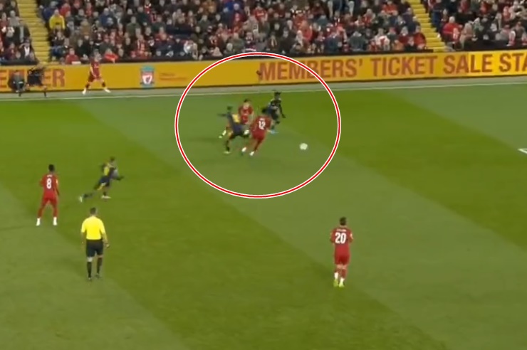 Khả năng đọc trận đấu đỉnh cao của Mesut Ozil