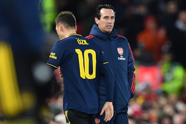 Rút Ozil khỏi sân chỉ sau 65 phút, Emery phá vỡ im lặng