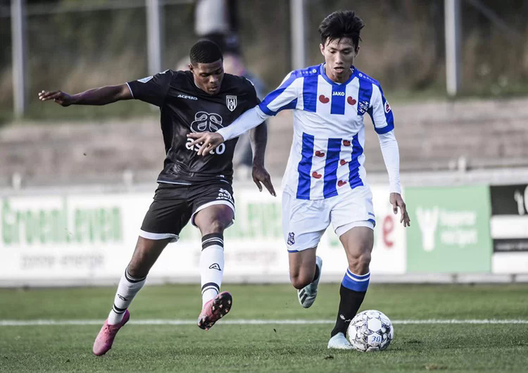 Văn Hậu chưa đá trận nào, Hà Nội còn mất "tiền tấn" cho Heerenveen