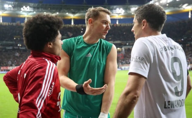 Thủng lưới 5 bàn, Lewandowski phản ứng khó tin với Neuer trên sân