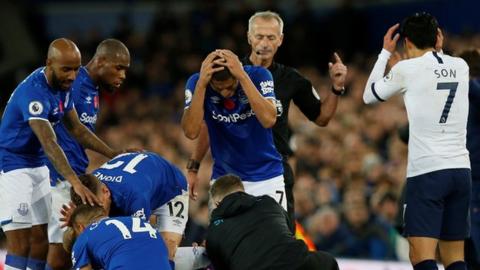 Đồng đội Everton tiết lộ 3 phản ứng cùng cực của Gomes khi nằm trên sân