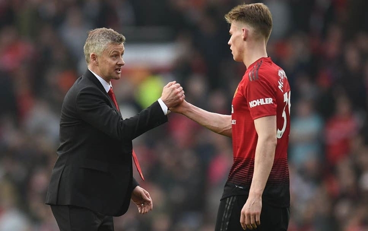 10 cầu thủ lột xác ngoạn mục mùa này: Ngả mũ trước "cục tạ" Man Utd!