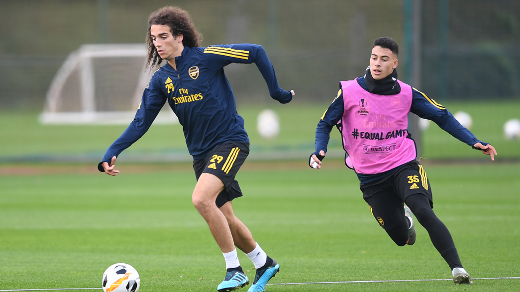 Ảnh bài viết Xhaka gây bất ngờ, Ozil "quẩy sung" trên sân tập Arsenal