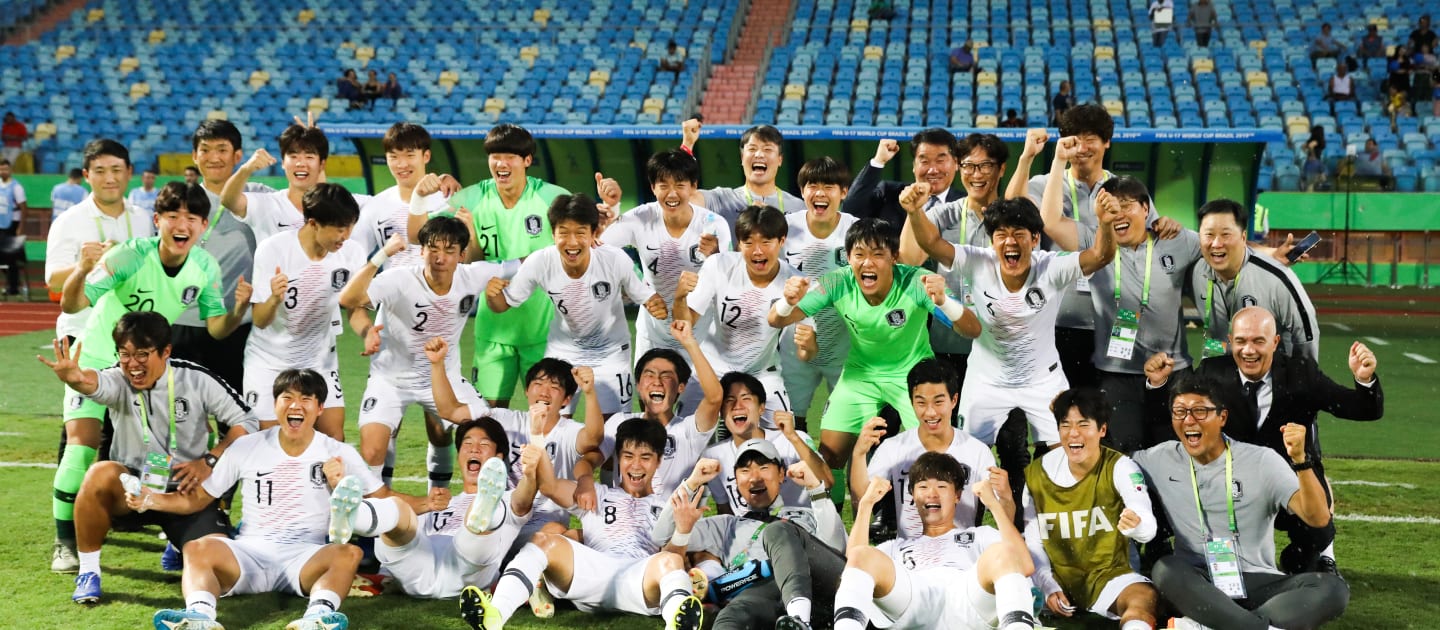 Đội bóng quê hương của thầy Park giành vé vào tứ kết World Cup