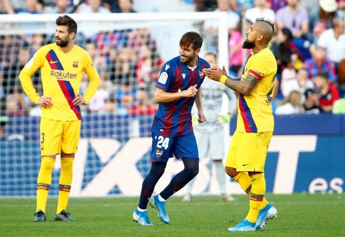 CĐV Barca phẫn nộ: "Lười biếng và ngu si, hắn ta biến họ thành một tập thể thụ động"