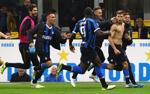 11 hình ảnh ấn tượng tại Serie A trong 24 giờ qua: Cơn say của Inter Milan, thất vọng Napoli