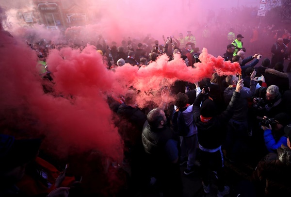CĐV Liverpool nhuộm đỏ bầu không khí và những khoảnh khắc đẹp nhất vòng 12 NHA