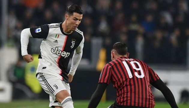 Ảnh bài viết Được Sarri bảo vệ, Ronaldo vẫn bị Juventus "xử kín"