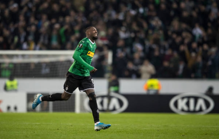 Bỏ "mục tiêu 50 triệu" của MU, "hậu duệ" huyền thoại cũng giúp Gladbach bay cao