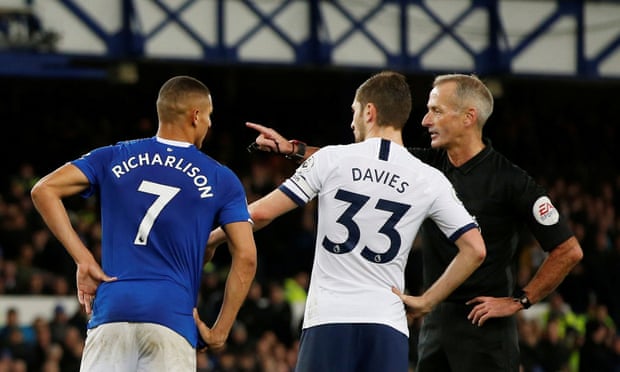 Premier League họp bàn, VAR sắp bị "tiêu diệt"?