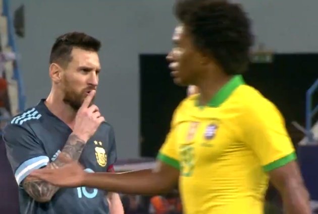 Bị Messi "lên mặt" ngay trên sân, HLV Tite nói gì?