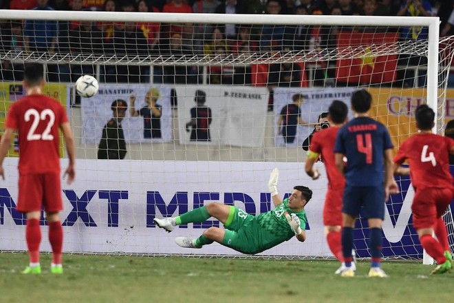 Báo châu Á thán phục 1 điều về pha bắt penalty xuất thần của Đặng Văn Lâm