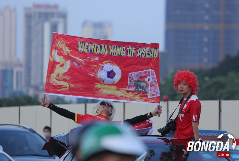 CĐV nhuộm đỏ Mỹ Đình, hô vang "Việt Nam là vua Đông Nam Á"