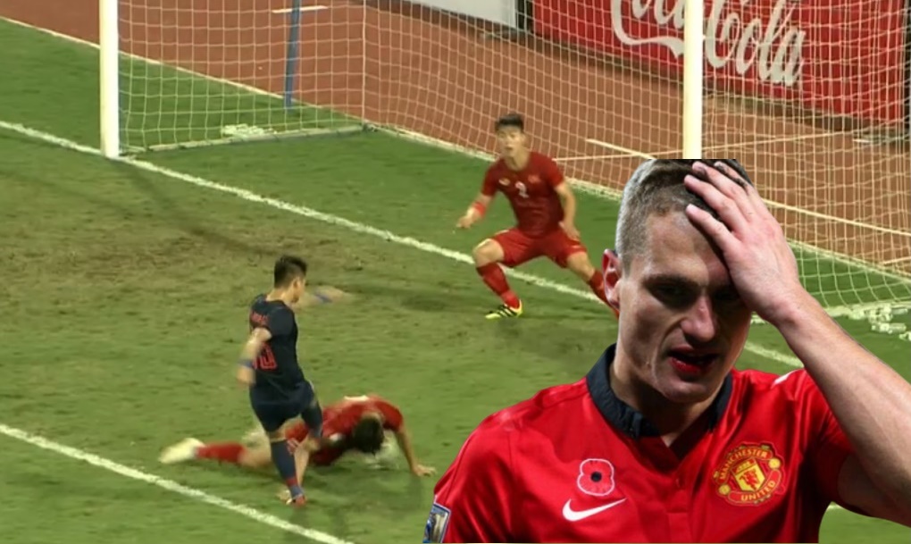 Văn Hậu "hóa thân" thành huyền thoại Man Utd, dùng đầu cản đối thủ sút bóng
