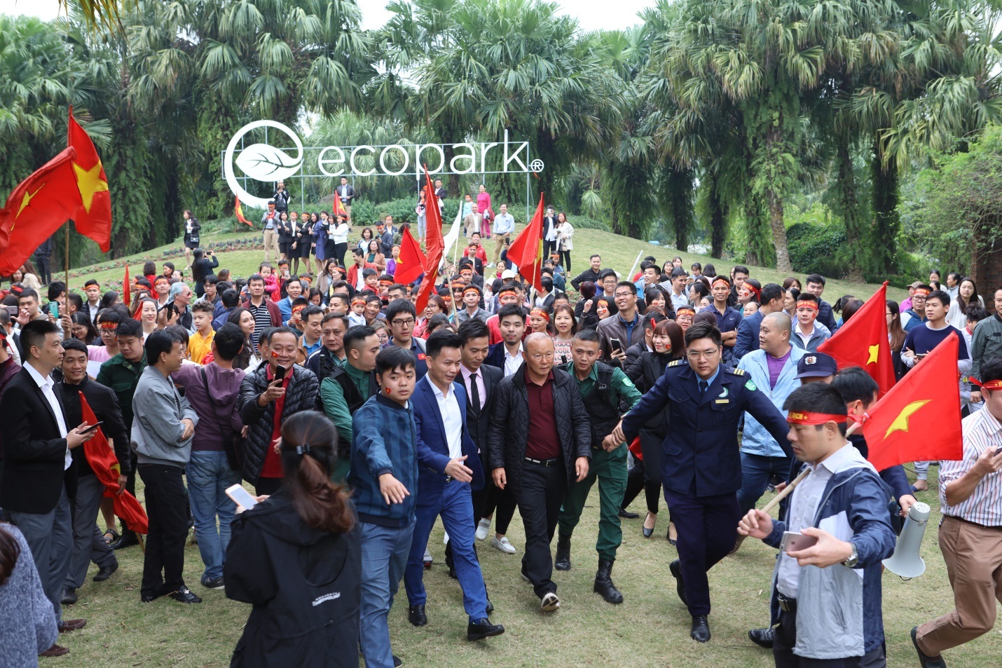 Cư dân Ecopark nồng nhiệt chào đón thầy trò HLV Park Hang Seo và thủ môn Đặng Văn Lâm