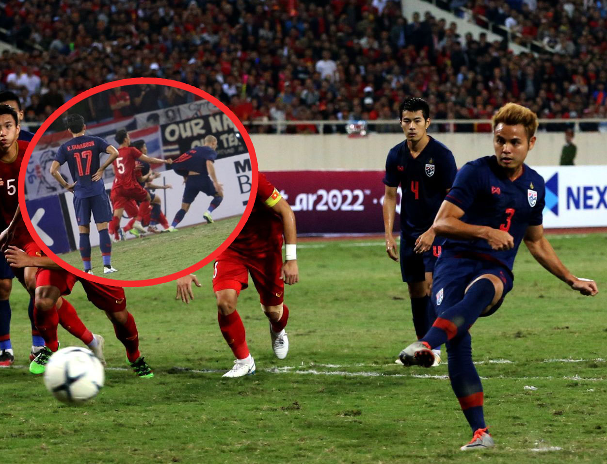 Đây, hành động của Đoàn Văn Hậu khiến trọng tài thổi penalty cho Thái Lan