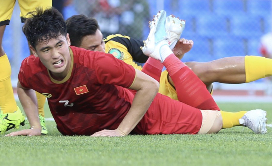 Tấn Sinh chấn thương, ai sẽ đá trung vệ cho U22 Việt Nam trận gặp Lào?