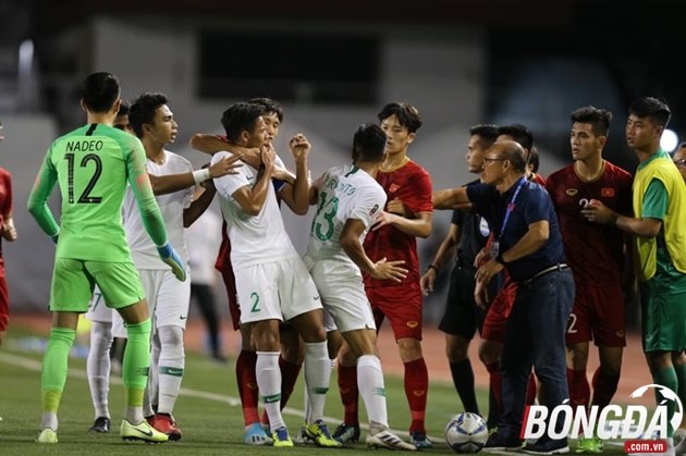 Ảnh bài viết HLV Park Hang-seo lao vào sân, bênh vực Tiến Linh sau tình huống bị gây hấn