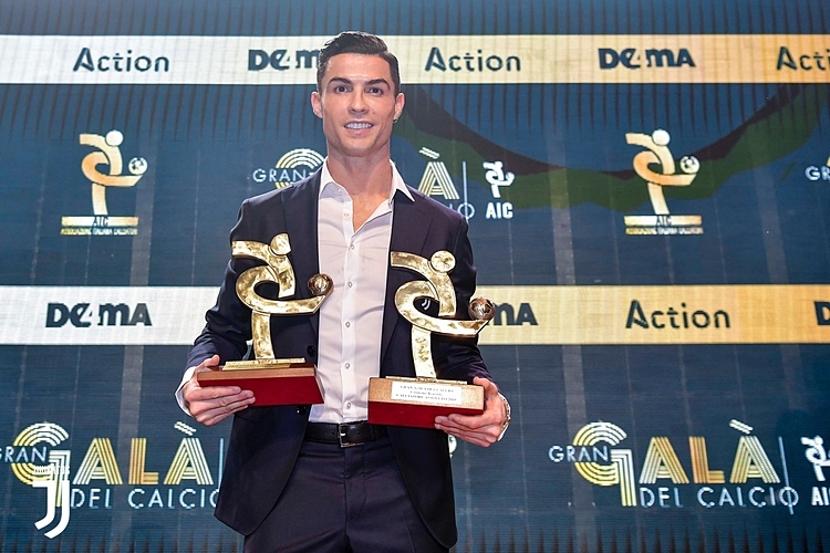 Giành cú đúp danh hiệu, Ronaldo vẫn chào thua Lionel Messi!