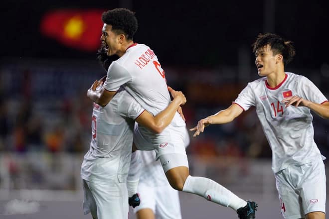 Ảnh bài viết NÓNG! Ghi bàn hạ U22 Singapore, Đức Chinh liền bị "sờ gáy"