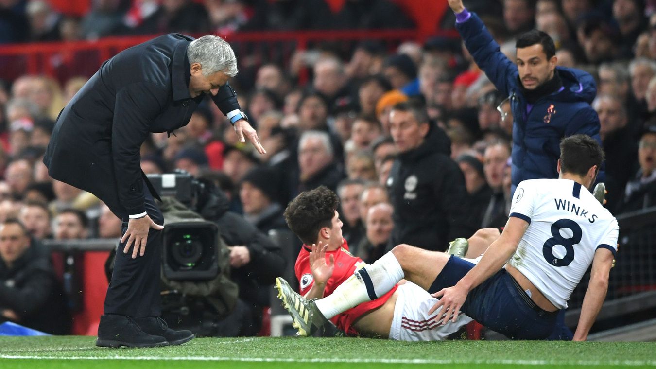 10 hình ảnh 'khó quên' ở vòng 15 EPL: Đau cho 'Người đặc biệt'